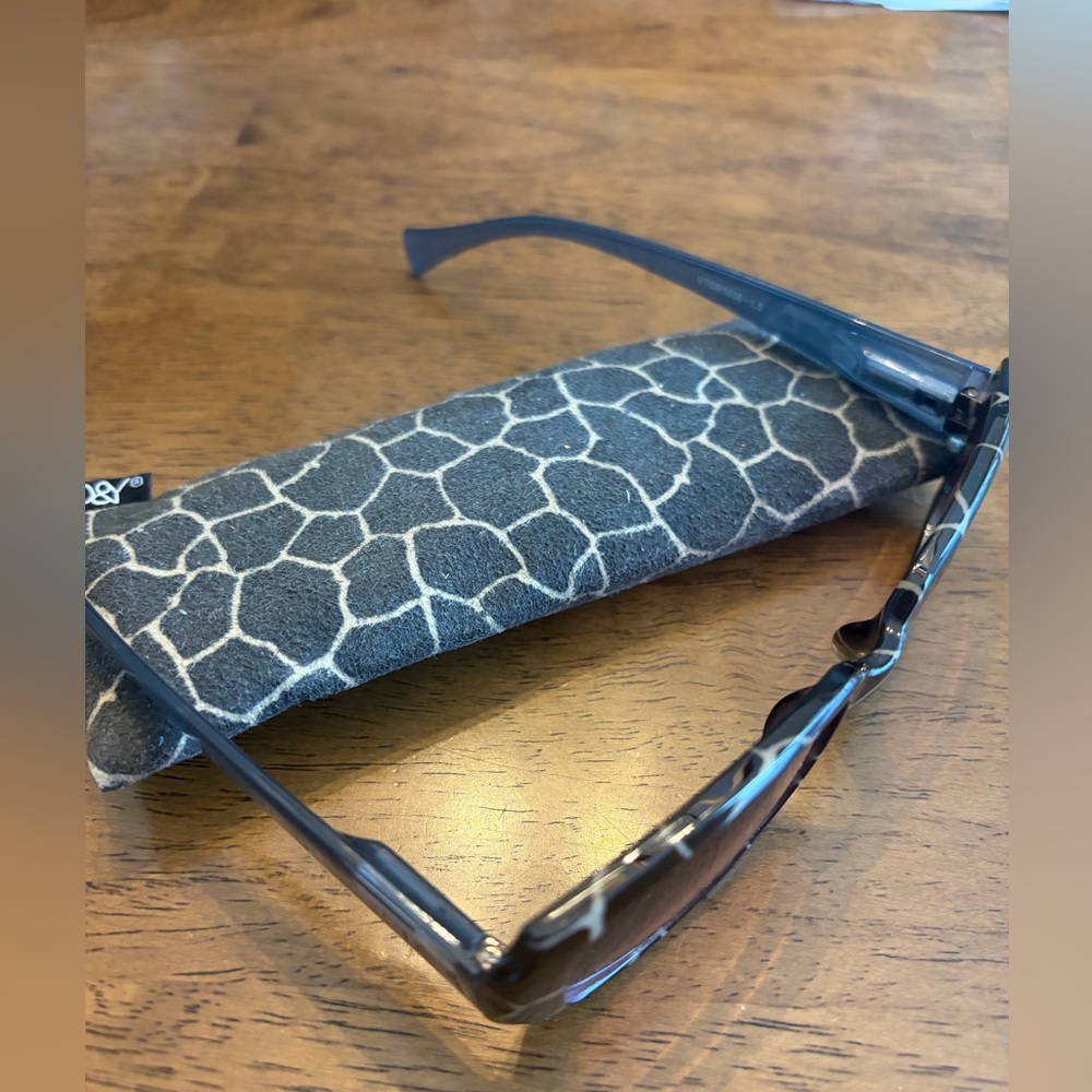 D&Y animal print reading sunglasses with case - Picture 2 of 4